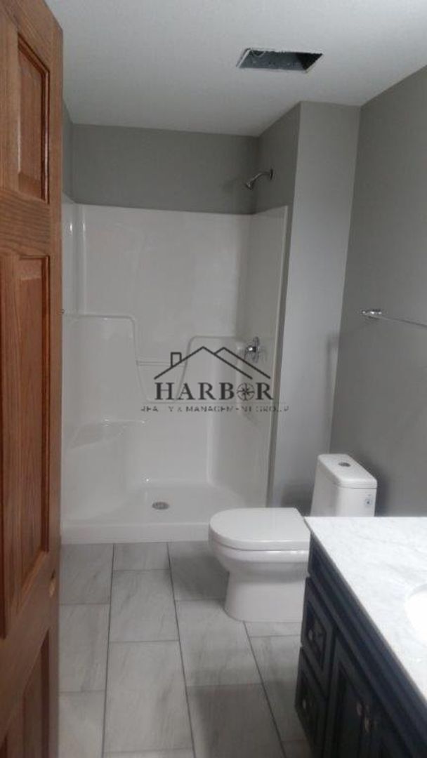 Building Photo - 3112 Rose Dr SE