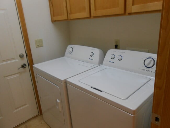 Building Photo - 1021 SW Crosscut Ct