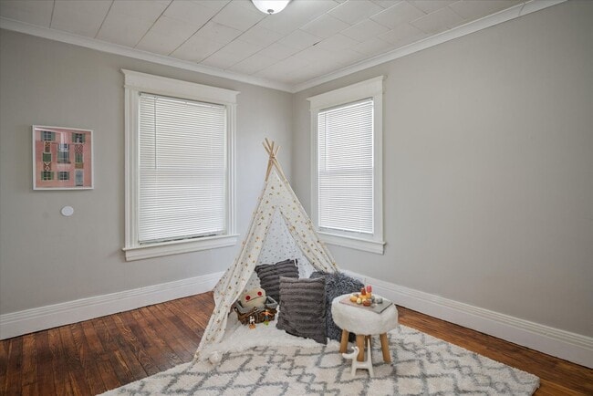 Building Photo - 4 Bedroom 2 Full Bath House | Front Porch ...