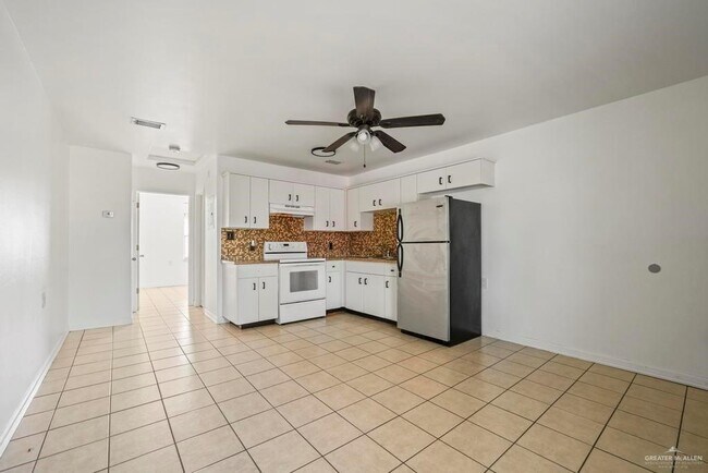 Building Photo - 213 E Sam Houston Blvd