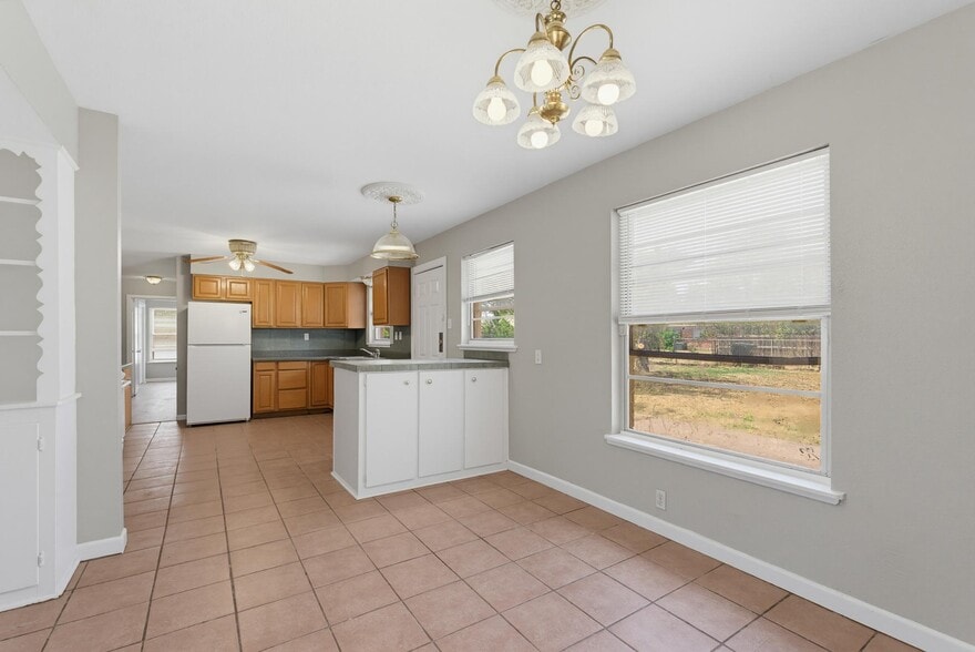Building Photo - 618 S La Salle Dr