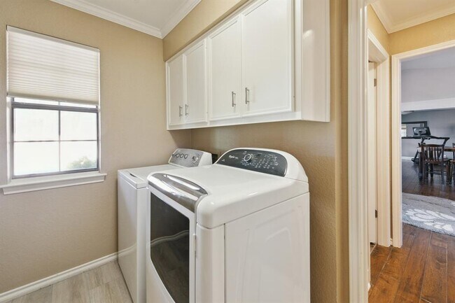 Building Photo - 5704 Sam Houston Cir