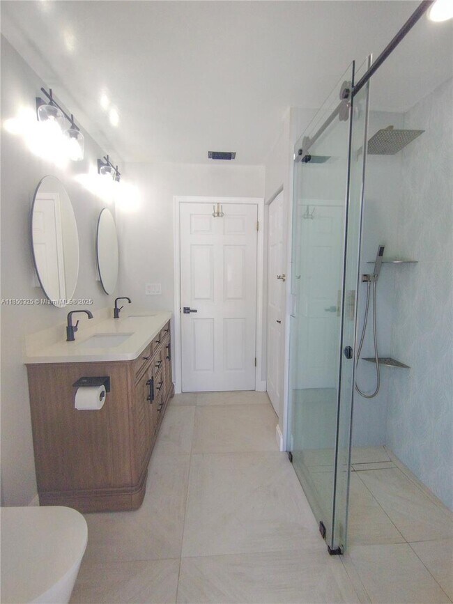 Building Photo - 5780 Sun Pointe Cir