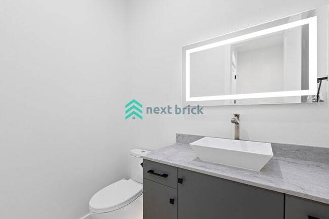 Building Photo - Luxury Meets Innovation | Stunning 5Bed, 5...