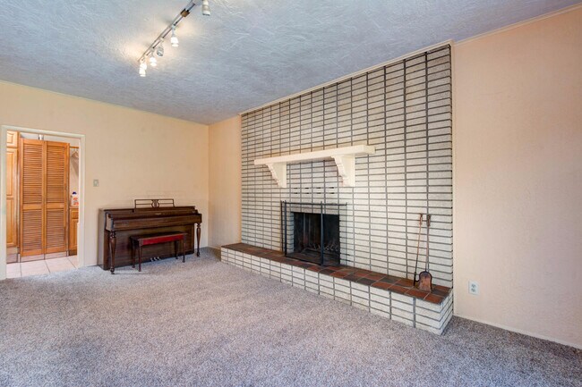 Building Photo - UPTOWN 3 Bedroom  2 bath  with Garage