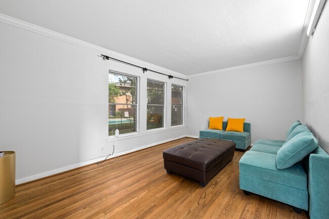 Building Photo - 4018 Blue Bonnet Blvd