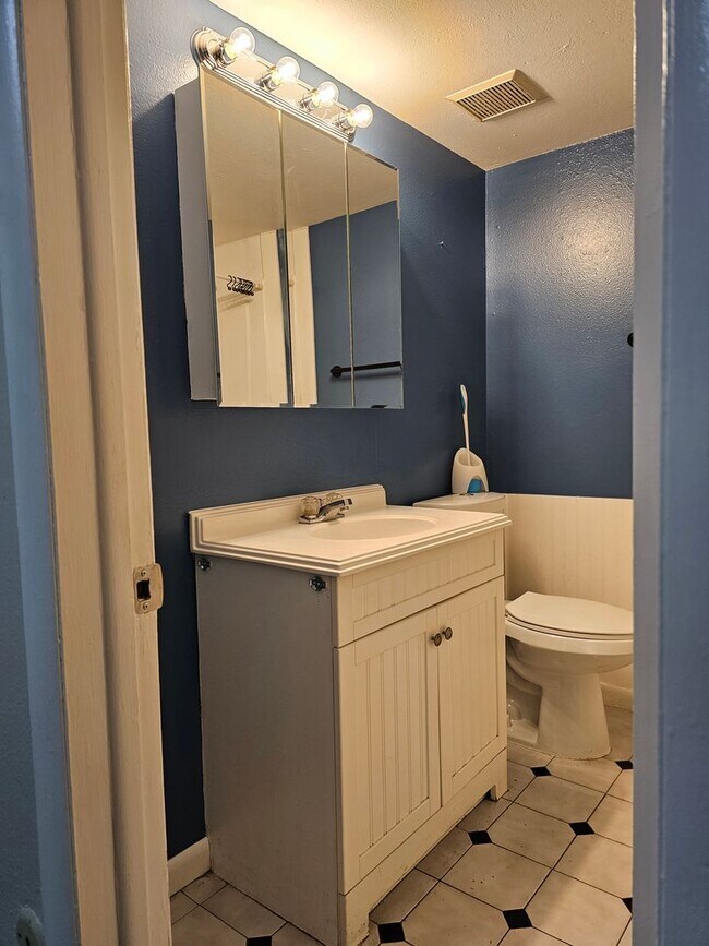 Building Photo - Price reduced!!-Cozy 1 bedroom garden leve...