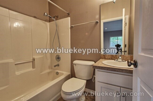 Building Photo - 4 Bed, 3 Bath Home in Happy Valley with Pr...