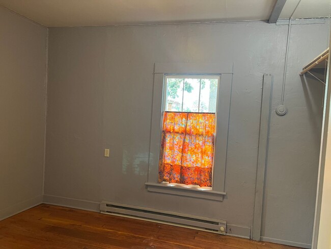 Building Photo - Beautifully updated 1 bedroom 1 bathroom d...