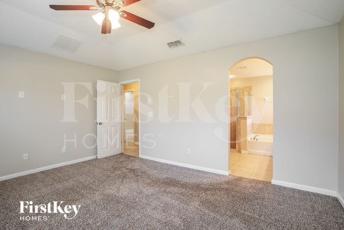 Building Photo - 324 W New England Dr