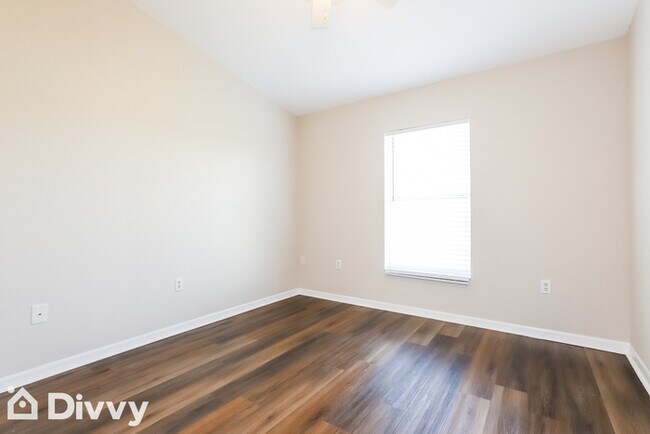 Building Photo - 3801 Country Bend E