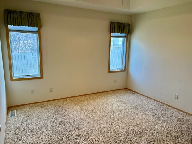 Building Photo - Charming 3 Bed 2 Bath Single Family Home W/ Attached Garage and Private Patio!