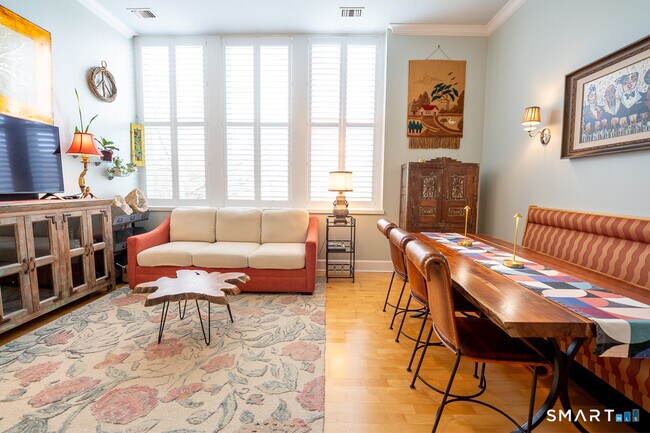 Building Photo - 6 School St