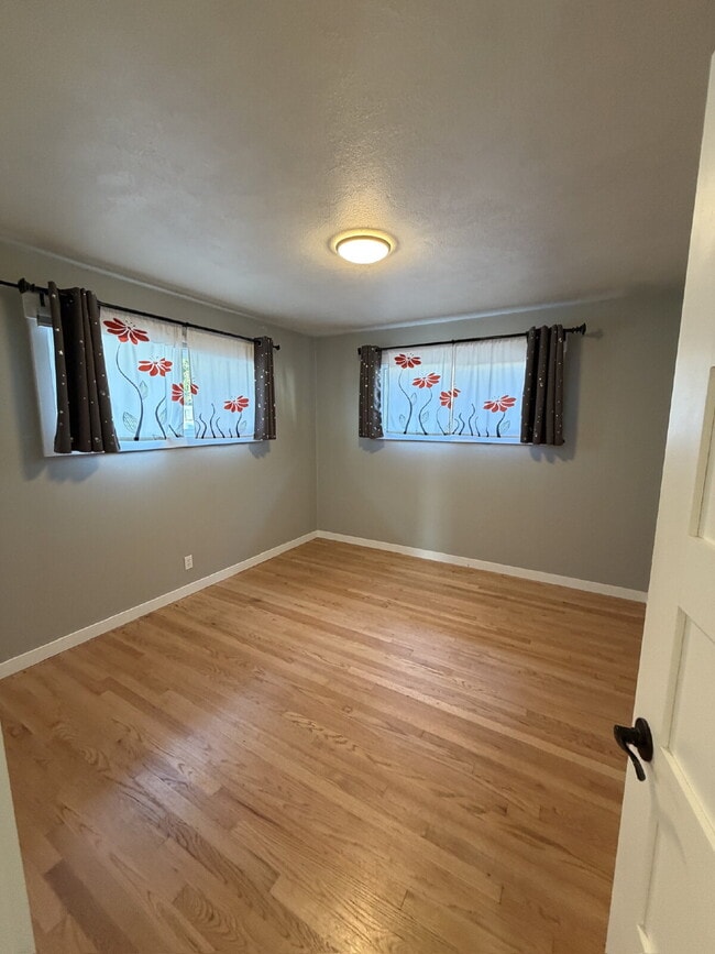 Building Photo - Bright 2-Bedroom Tri-plex, Near Parks and Transportation