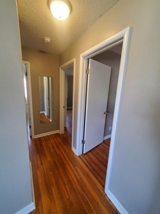 Building Photo - Single family home Recently renovated, mov...