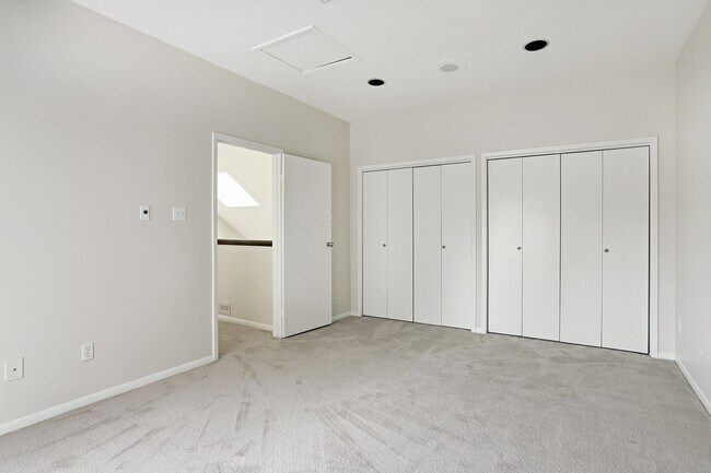 Building Photo - 5300 Mercer St