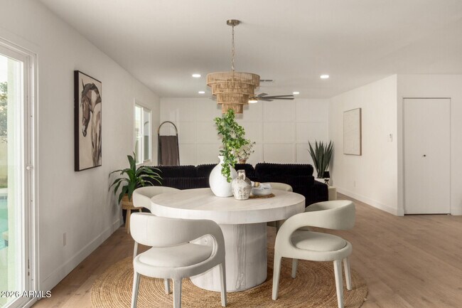 Building Photo - 516 E Greenway Dr