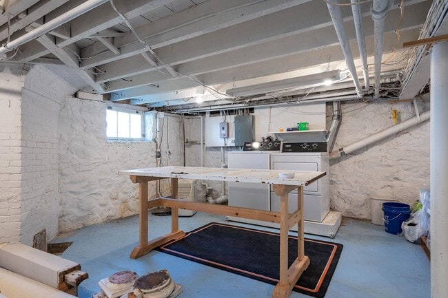 Building Photo - 160 Wibird St