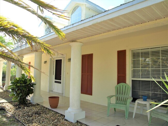 Building Photo - 4566 Serna Ave