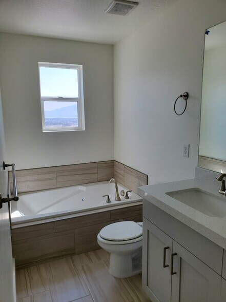 Building Photo - 980 W Vista Ridge Dr