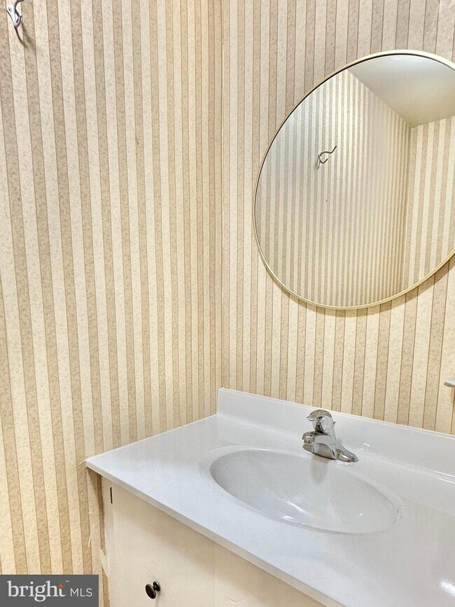 Building Photo - 626 15th St S