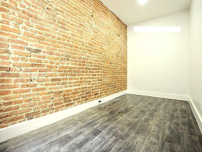 Building Photo - "Charming 2-Bed Oasis with Granite Touches...