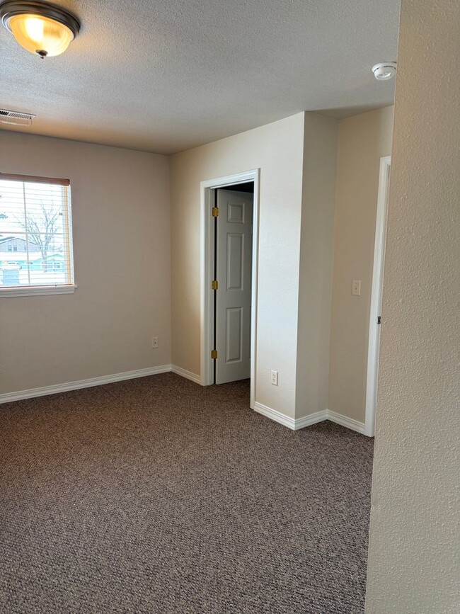 Building Photo - 3 Bedroom Condo for Rent in Bozeman!