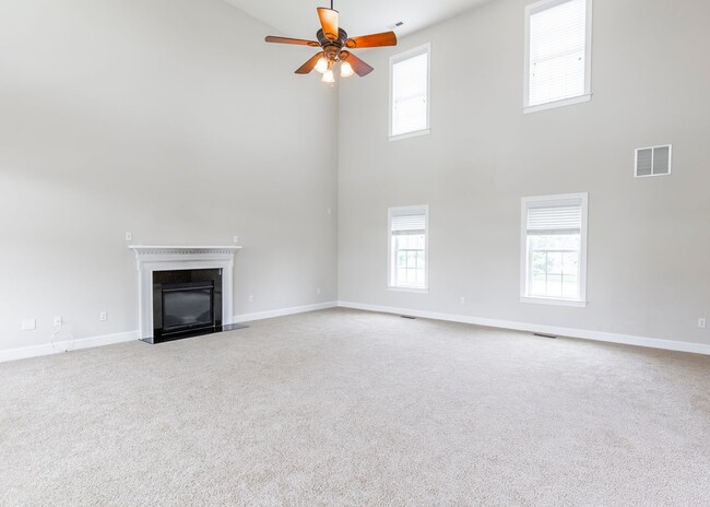 Building Photo - Huge house with vaulted ceilings and fence...