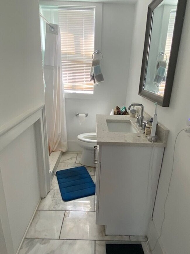 Building Photo - 148S