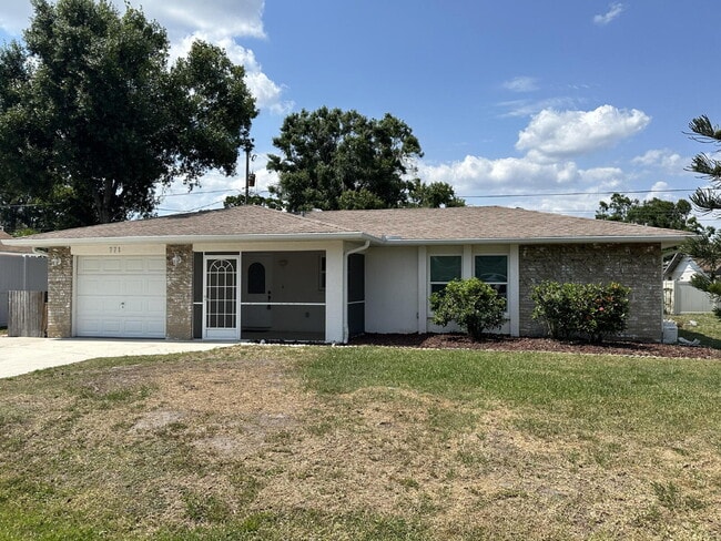 Building Photo - Updated 2 Bedroom, 2 Bathroom Home with St...