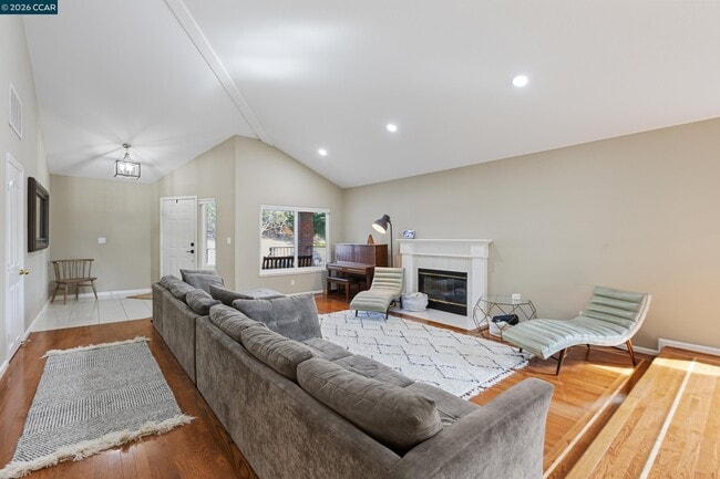 Building Photo - 342 Newcastle Ln