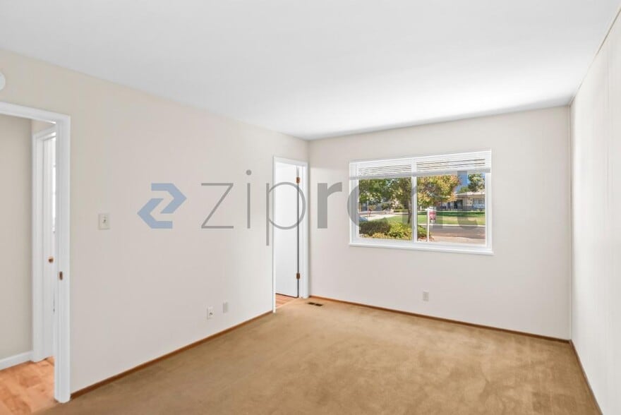 Building Photo - Unit