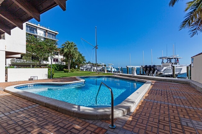 Building Photo - 1632 S Bayshore Ct