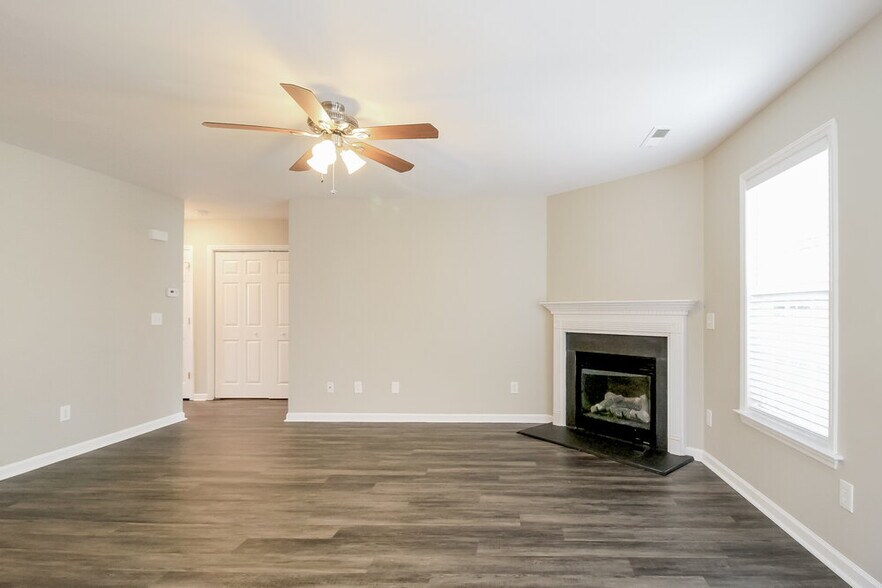 Building Photo - 3300 Trenchard Ln