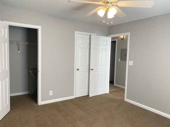 Building Photo - 944 Kingsbury Dr