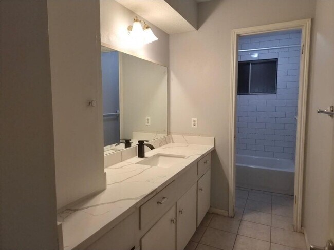 Building Photo - 1918 Crystal Springs Dr