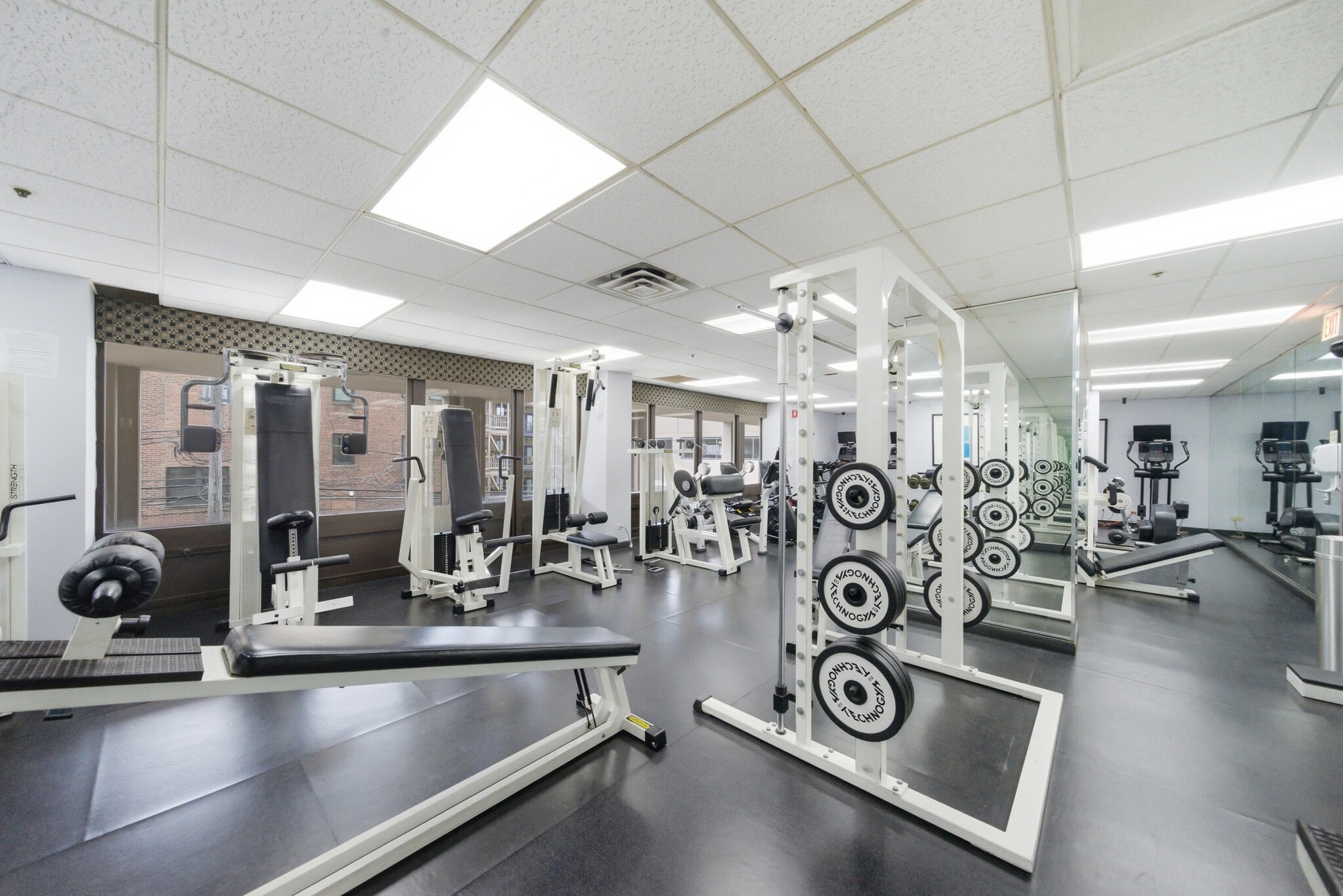 Building Photo - 5320 N Sheridan Rd