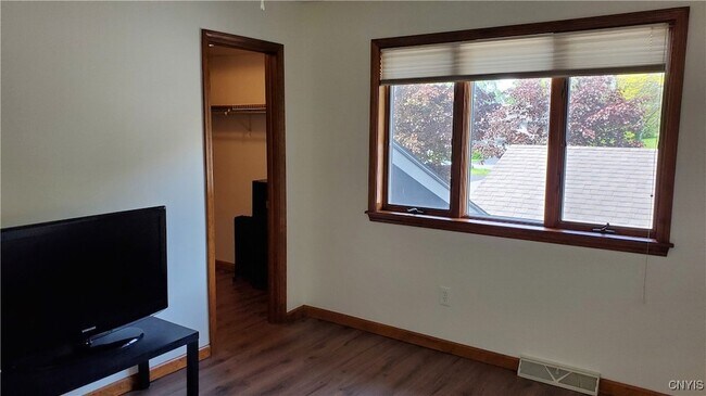 Building Photo - 461 Summerhaven Dr N