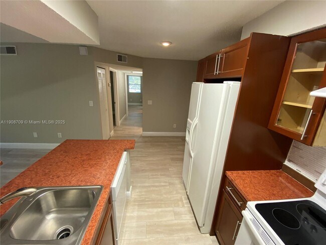 Building Photo - 1237 SW 46th Ave