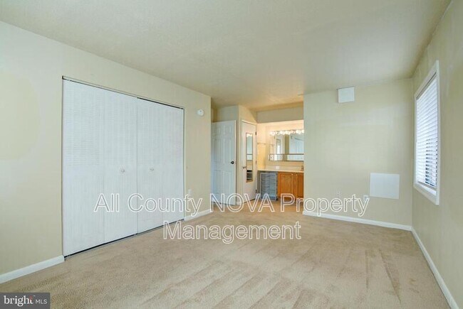 Building Photo - 613 Center St