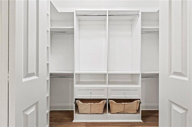 Building Photo - 4820 Powers Ferry Rd NW