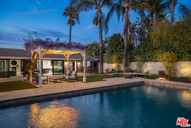 Building Photo - 8400 Mulholland Dr