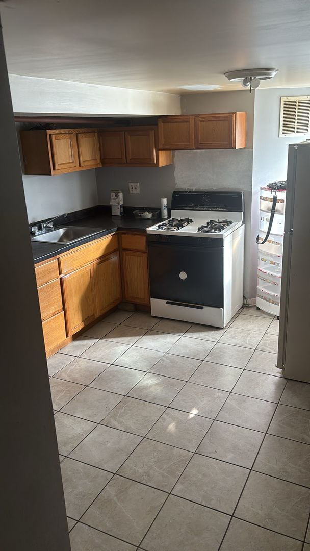 Building Photo - 7841 S Loomis Blvd