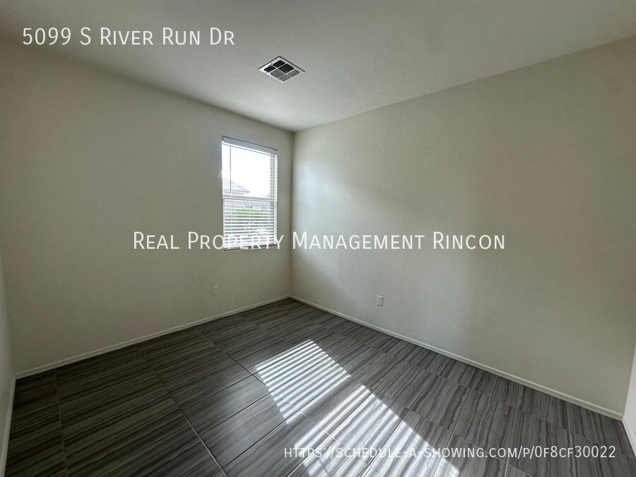 Building Photo - 5099 S River Run Dr