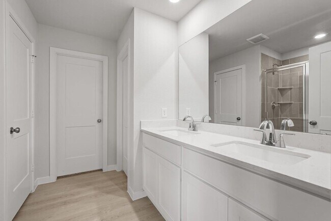 Building Photo - 222 Forest W St