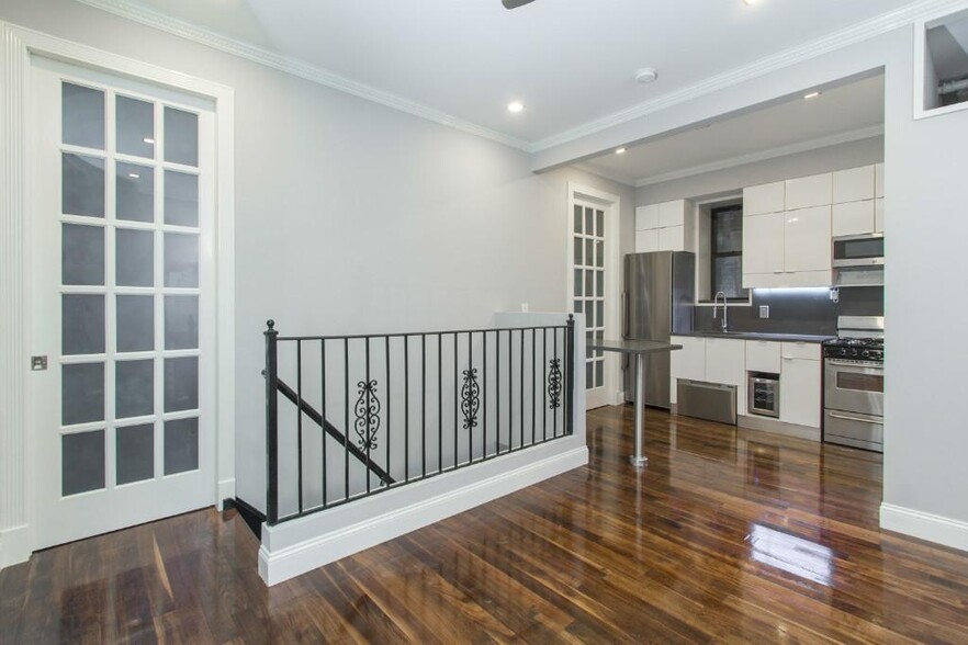 Primary Photo - 434 W 52nd St