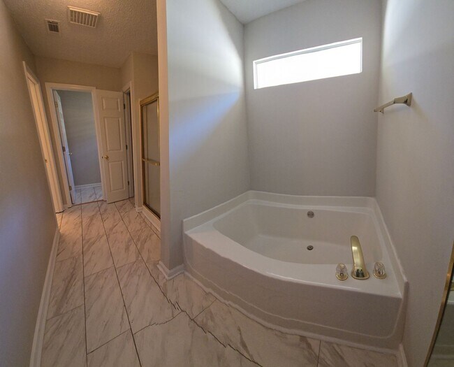 Building Photo - Impeccable Home in Gorgeous Neighborhood