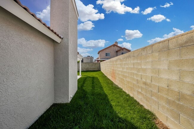 Building Photo - Beautiful Highland Home