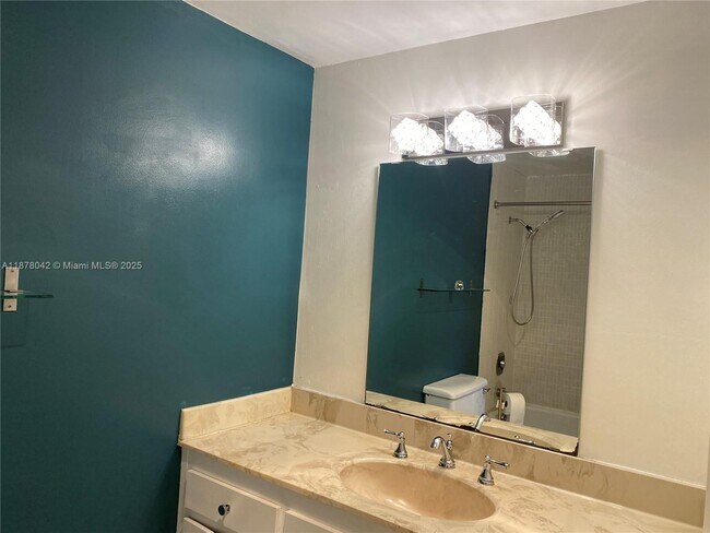 Building Photo - 4200 Hillcrest Dr