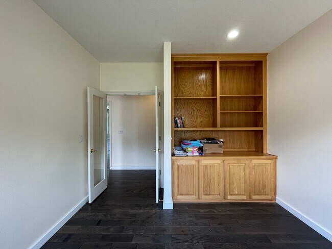Building Photo - Custom Traditional Home in Montreux Neighborhood 3Bd/2Ba Home with 3 Car Garage!! Close to Cedar ...